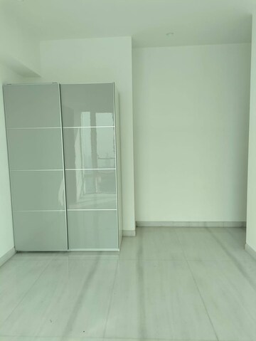 Room in 2 BHK Apartment at Indiabulls Blu, Worli – for Rent