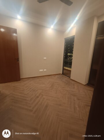 Furnished Amenities in 3 BHK Builder Floor at Boutique Residential Apartments E-335, East Of Kailash – for Sale