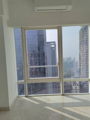 Room in 2 BHK Apartment at Indiabulls Blu, Worli – for Rent