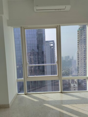 Room in 2 BHK Apartment at Indiabulls Blu, Worli – for Rent