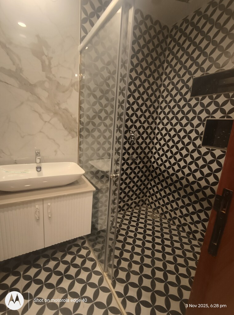 Attached Bathroom, boutique-residential-apartments-e-335 3 Bedroom 200 Sq.Yd. Builder Floor In East Of Kailash Delhi 9420327