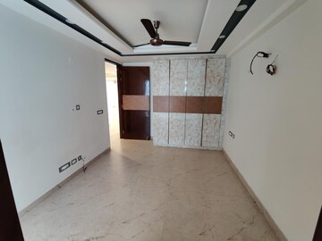 Room in 3 BHK Builder Floor at Sushant Vyapaar Kendra, Sector 43 – for Rent