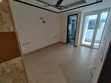 Room in 3 BHK Builder Floor at Sushant Vyapaar Kendra, Sector 43 – for Rent