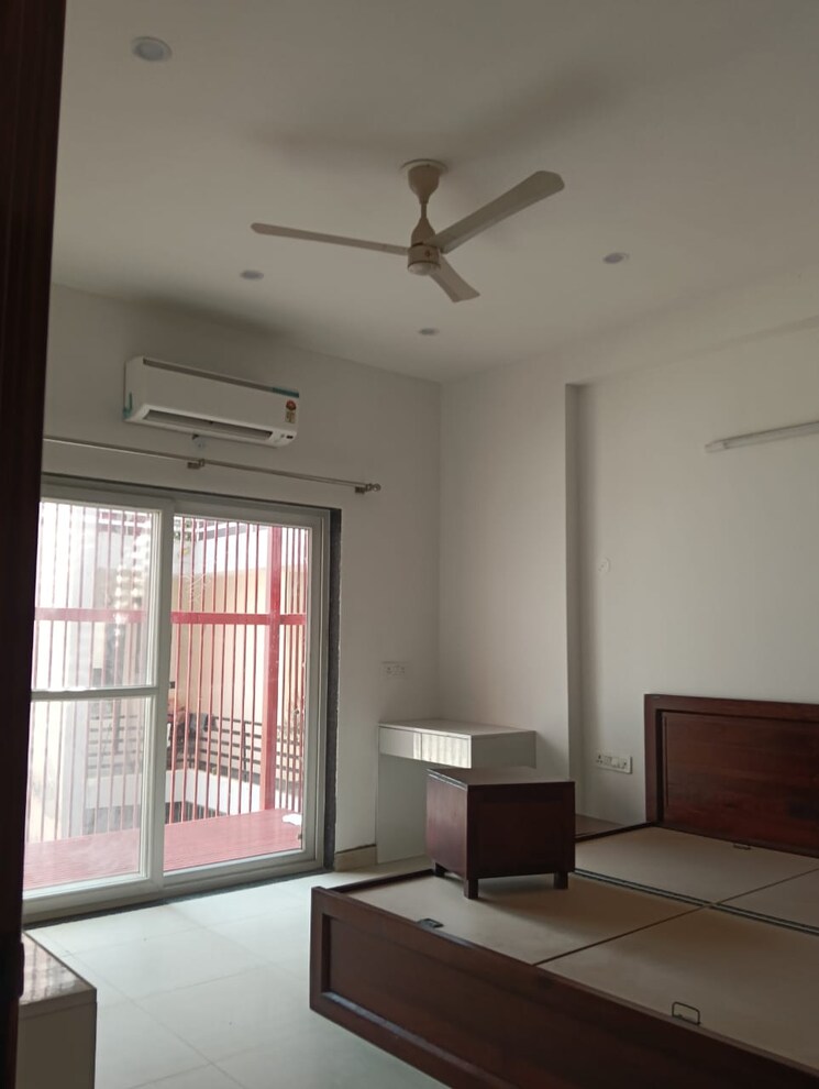 Bedroom, sector 14 2 Bedroom 1400 Sq.Ft. Builder Floor In Sector 14 Gurgaon 9420400