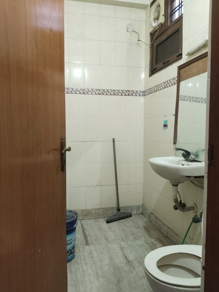 Bathroom, ashoka-enclave-faridabad 2 Bedroom 1400 Sq.Ft. Builder Floor In Sector 34 Faridabad 9420432