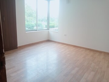 Room in 3.5 BHK Apartment at Parsvnath Exotica, Sector 53 – for Rent