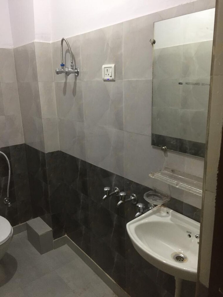 Bathroom, mayur vihar 1.5 Bedroom 450 Sq.Ft. Builder Floor In Mayur Vihar Delhi 9420468