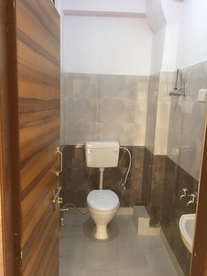 Bathroom in 1.5 BHK Builder Floor at Mayur Vihar – for Sale
