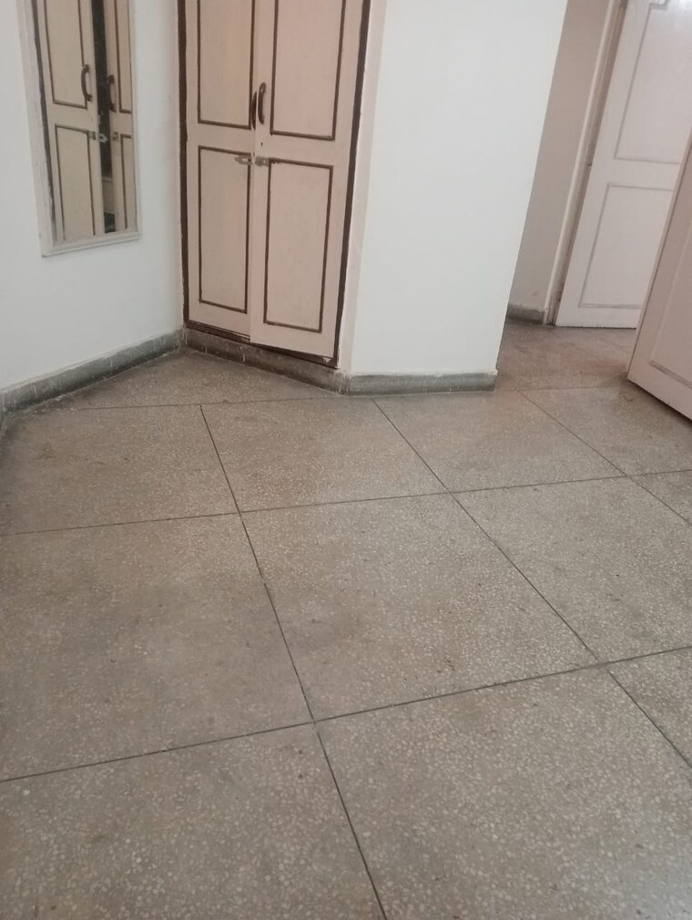 Room, mayur vihar 1.5 Bedroom 750 Sq.Ft. Apartment In Mayur Vihar Delhi 9420487