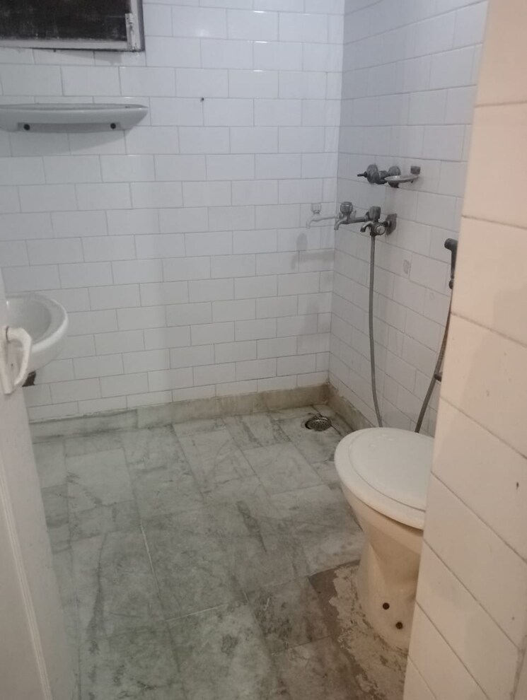 Bathroom, mayur vihar 1.5 Bedroom 750 Sq.Ft. Apartment In Mayur Vihar Delhi 9420487