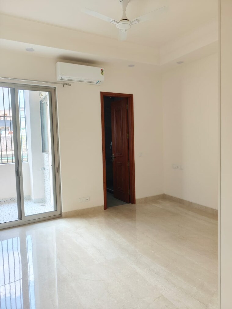 Room, chittaranjan park 3 Bedroom 233 Sq.Yd. Builder Floor In Chittaranjan Park Delhi 9420495