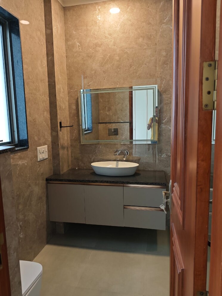 Bathroom, chittaranjan park 3 Bedroom 233 Sq.Yd. Builder Floor In Chittaranjan Park Delhi 9420495