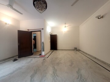 Room in 3 BHK Builder Floor at Panchsheel Enclave – for Rent