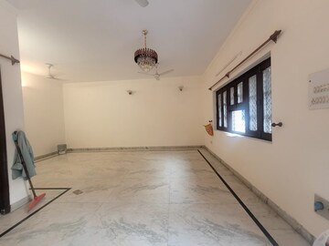 Room in 3 BHK Builder Floor at Panchsheel Enclave – for Rent