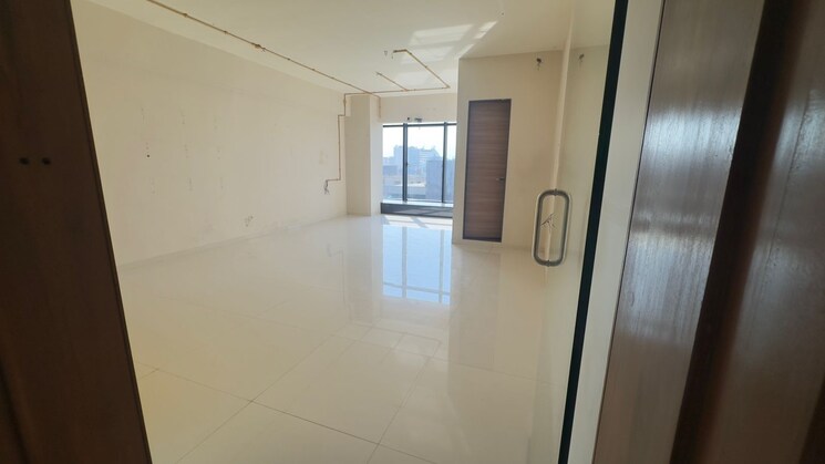 Room, piplod Commercial Office Space 820 Sq.Ft. In Piplod Surat 9420579