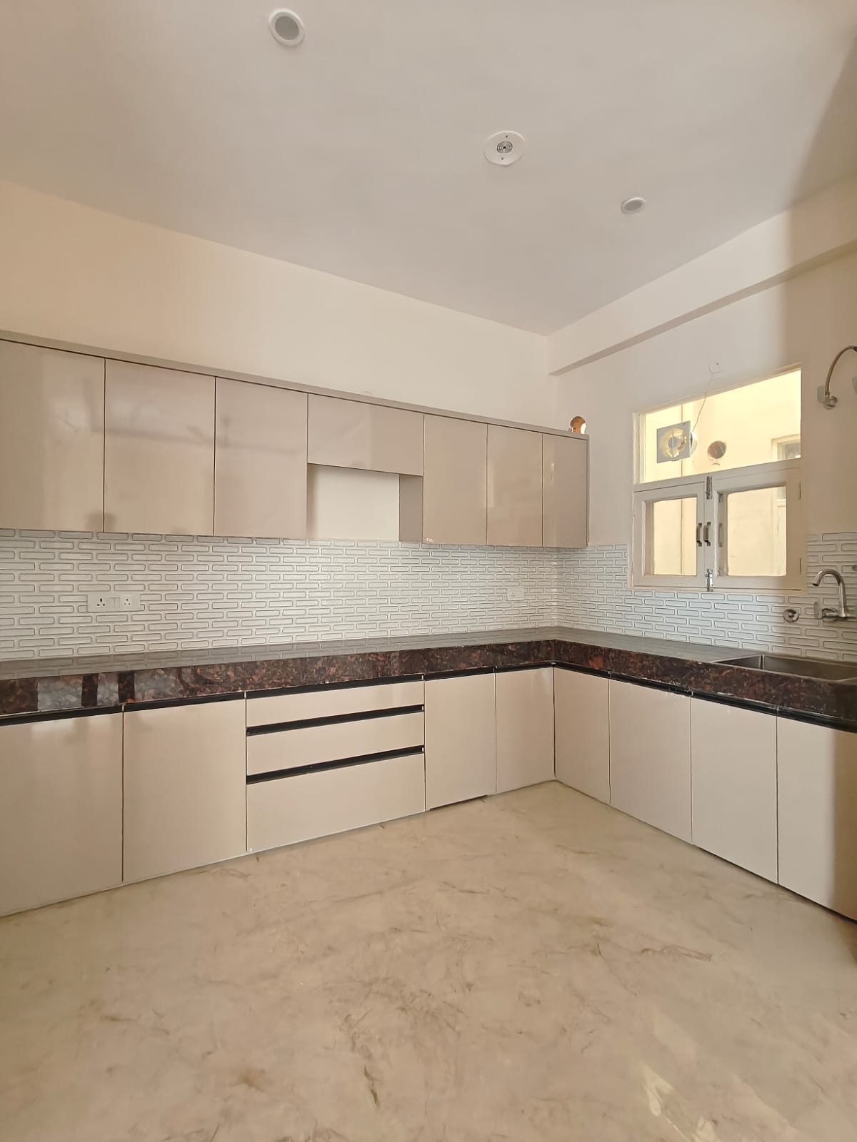 Kitchen in 2 BHK Builder Floor at Sector 40 – for Rent