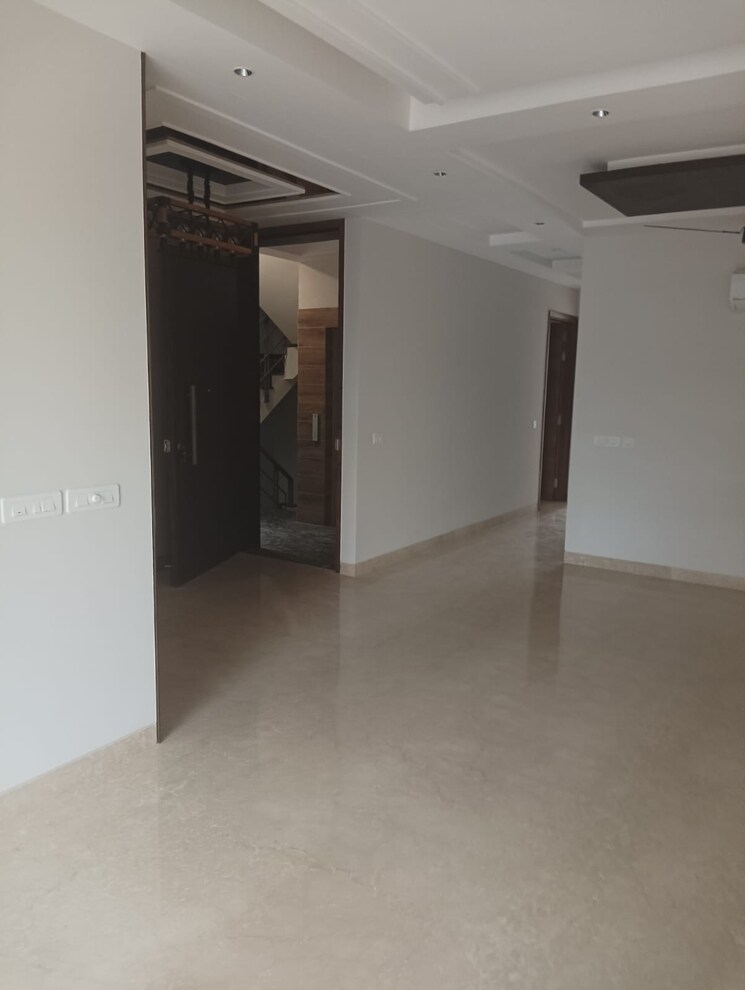 Room, greater kailash i 4 Bedroom 500 Sq.Yd. Builder Floor In Greater Kailash I Delhi 9421169