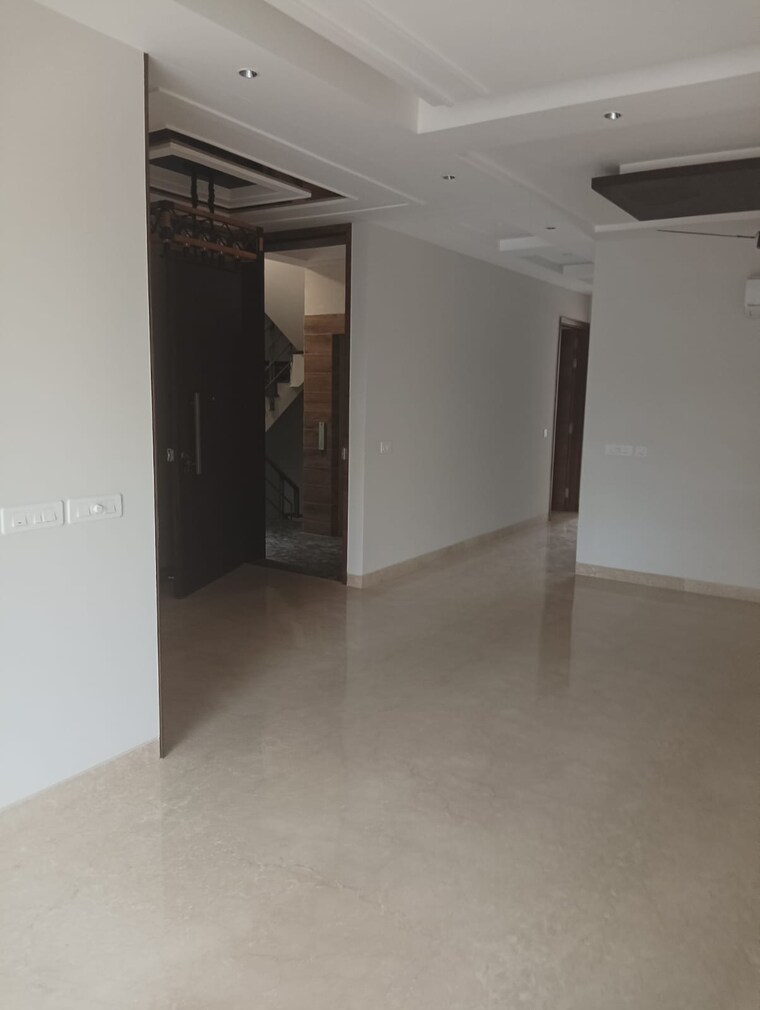 Room, greater kailash i 4 Bedroom 500 Sq.Yd. Builder Floor In Greater Kailash I Delhi 9421169