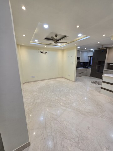 Room in 4 BHK Apartment at DLF Atria, Dlf Phase ii – for Sale