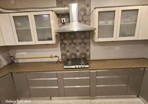 Furnished Amenities in 3 BHK Builder Floor at Dlf Phase ii – for Rent