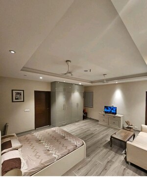 Team Area in 3 BHK Builder Floor at Dlf Phase ii – for Rent