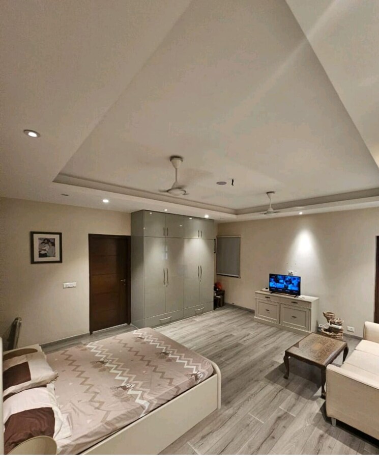 Team Area, dlf phase ii 3 Bedroom 2000 Sq.Ft. Builder Floor In Dlf Phase ii Gurgaon 9421168