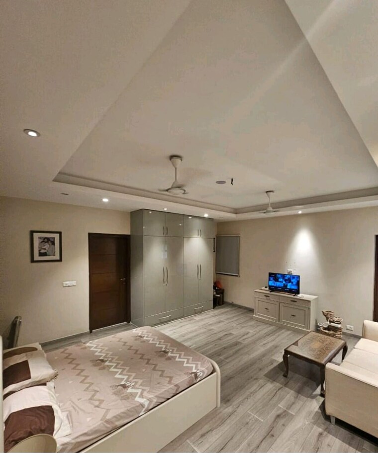 Team Area, dlf phase ii 3 Bedroom 2000 Sq.Ft. Builder Floor In Dlf Phase ii Gurgaon 9421168