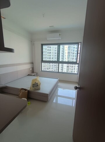 Room in 2 BHK Apartment at Kalpataru Immensa, Kolshet Road – for Rent
