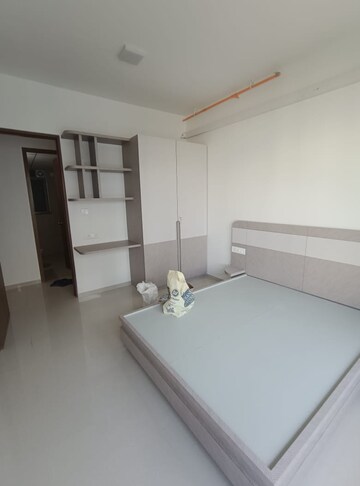 Room in 2 BHK Apartment at Kalpataru Immensa, Kolshet Road – for Rent