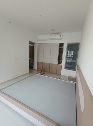 Room in 2 BHK Apartment at Kalpataru Immensa, Kolshet Road – for Rent