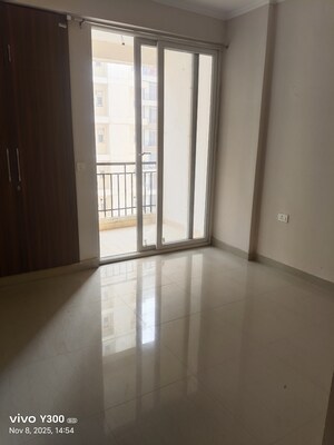 Room in 3 BHK Apartment at Amrapali Golf Homes, Sector 4 Greater Noida – for Rent
