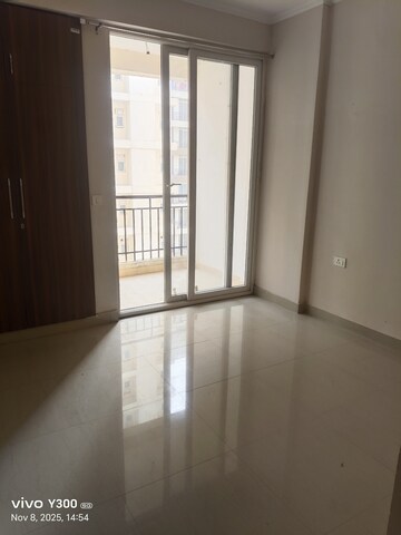 Room in 3 BHK Apartment at Amrapali Golf Homes, Sector 4 Greater Noida – for Rent