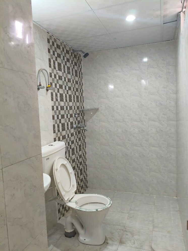 Bathroom, dlf phase ii 4 Bedroom 3900 Sq.Ft. Builder Floor In Dlf Phase ii Gurgaon 9421314