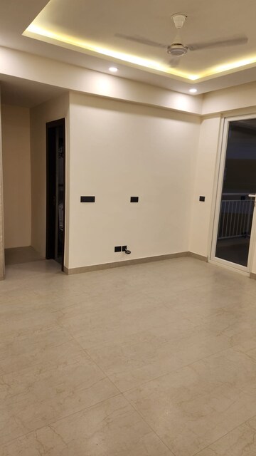 Room in 3.5 BHK Apartment at Smart World Orchard, Sector 61 – for Rent