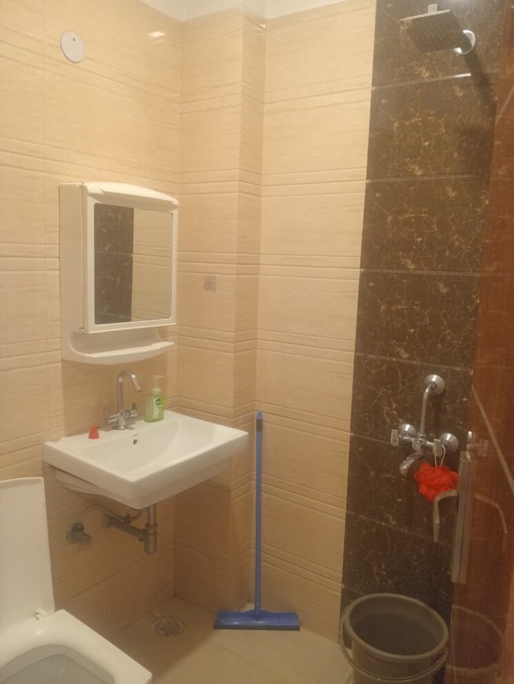 Bathroom, freedom fighters enclave 1 Bedroom 550 Sq.Ft. Builder Floor In Freedom Fighters Enclave Delhi 9422121