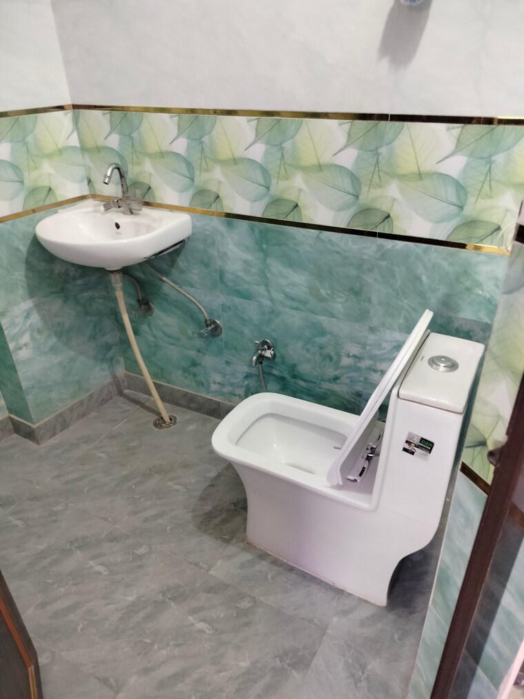 Bathroom, raj nagar 3 Bedroom 900 Sq.Ft. Builder Floor In Raj Nagar Delhi 9422167