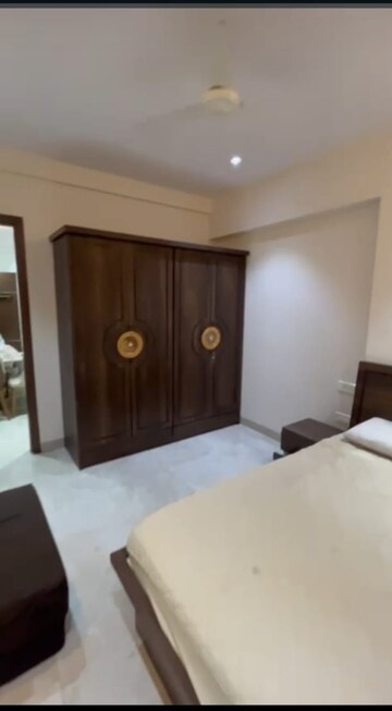 Bedroom in 3 BHK Apartment at Santacruz West – for Rent