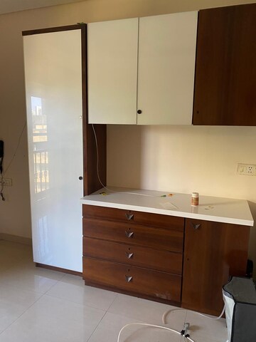 Room in 3 BHK Apartment at Tata Petit Towers, Peddar Road – for Rent