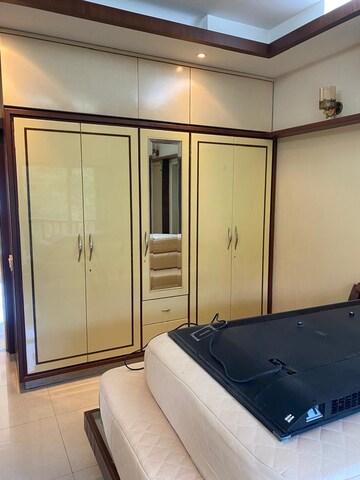 Bedroom in 3 BHK Apartment at Tata Petit Towers, Peddar Road – for Rent