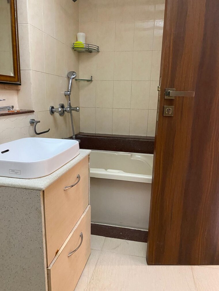 Bathroom, tata-petit-towers 3 Bedroom 1900 Sq.Ft. Apartment In Peddar Road Mumbai 9422211