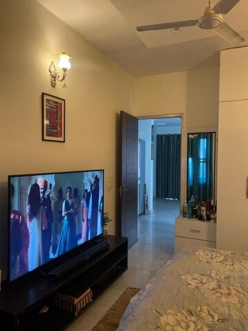 Room in 2.5 BHK Apartment at Sunny Enclave – for Rent