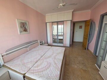 Room in 4 BHK Apartment at Hiranandani Gardens Odyssey I II, Powai – for Rent