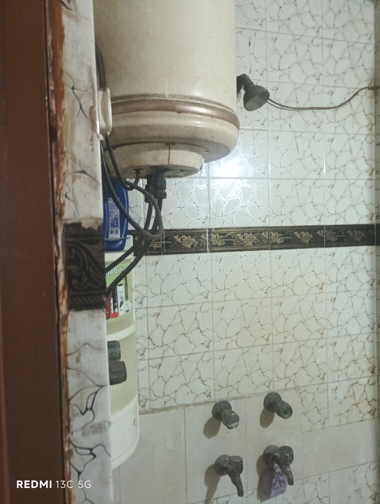Bathroom, lajpat nagar i 2 Bedroom 900 Sq.Ft. Builder Floor In Lajpat Nagar I Delhi 9422801