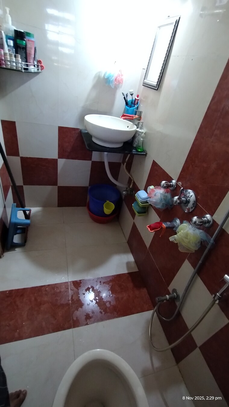 Bathroom, kandivali west 1 Bedroom 600 Sq.Ft. Apartment In Kandivali West Mumbai 9422841