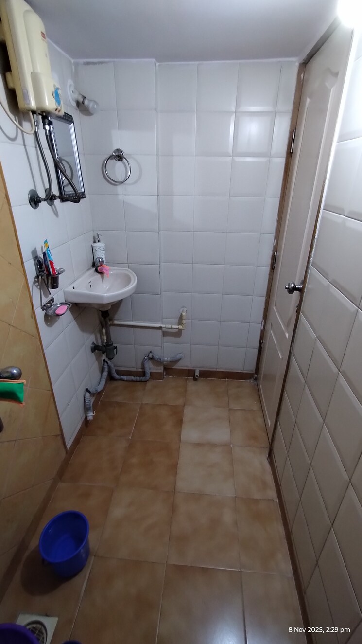 Bathroom, kandivali west 1 Bedroom 600 Sq.Ft. Apartment In Kandivali West Mumbai 9422841