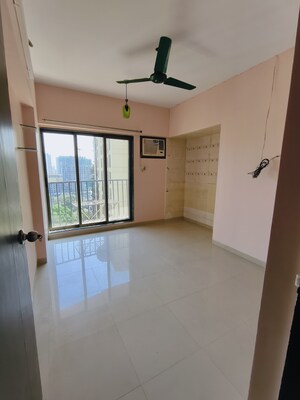 Room in 2.5 BHK Apartment at Everest World Solitare, Kolshet Road – for Rent