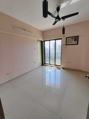 Room in 2.5 BHK Apartment at Everest World Solitare, Kolshet Road – for Rent
