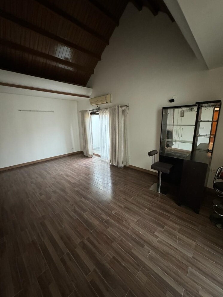  Parking, hm-winchester 5 Bedroom 4900 Sq.Ft. Penthouse In Rest House Road Bangalore 9423028