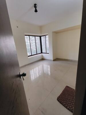 Room in 2.5 BHK Apartment at Runwal Garden City, Balkum Pada – for Rent