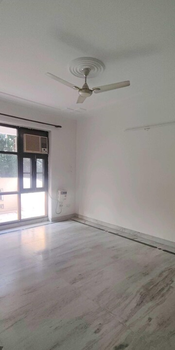 Room in 3 BHK Apartment at Hextax Commune, Sector 43 – for Rent